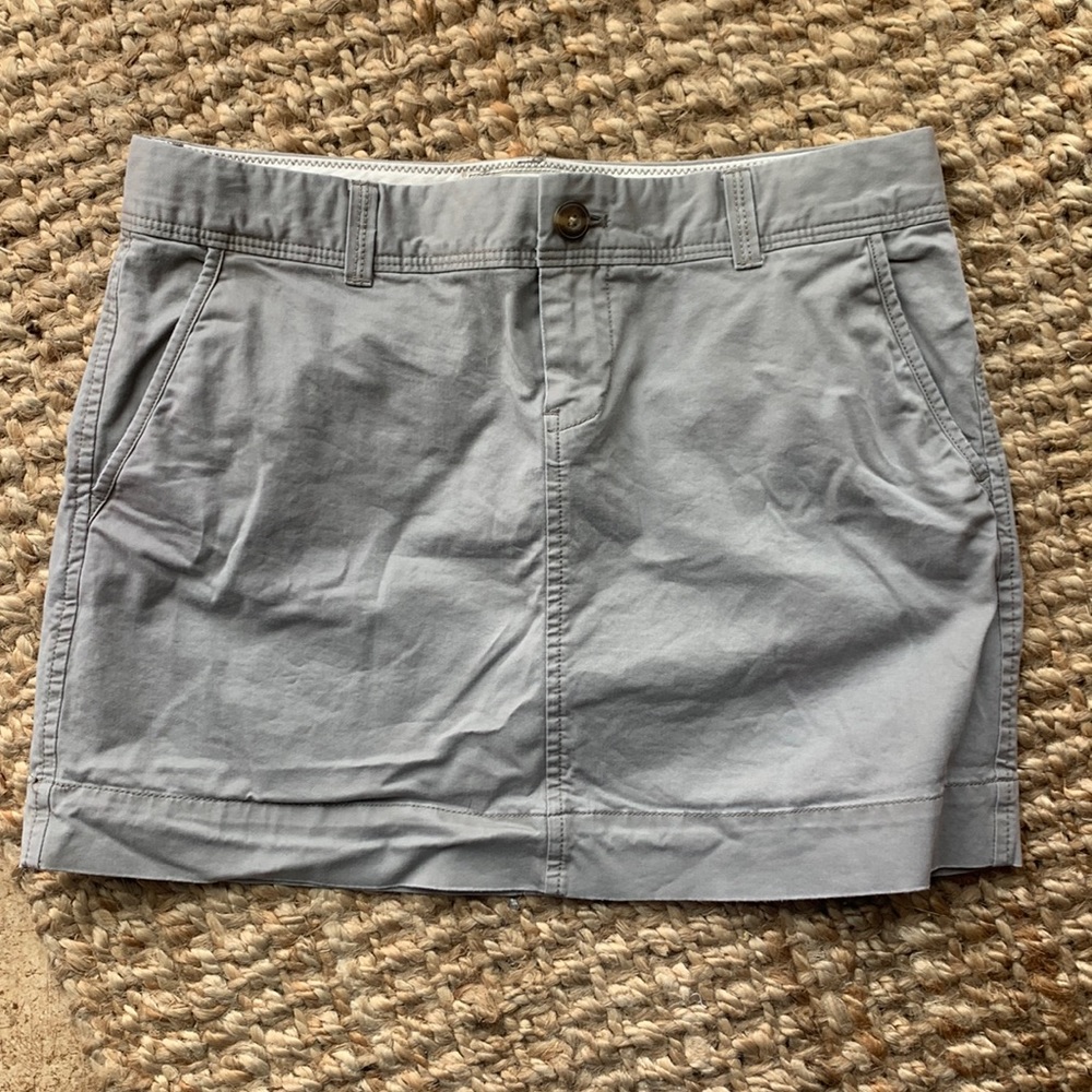 Old Navy khakis mini skirt. Size 2/ Grey color. Made out of cotton & spandex!